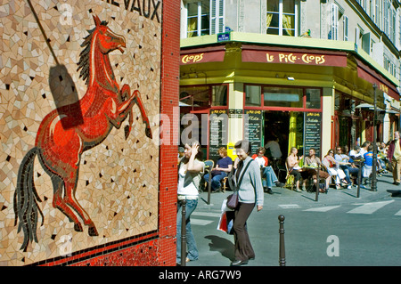 PARIS FRANCE 'Street' avec Terrasse 'French Cafe' 'Le Pick Mieps' bar Pubs signe Mosaïque Banque D'Images