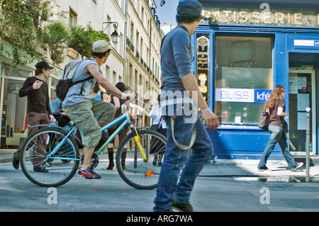 PARIS France, scène de rue, Marche pour les jeunes, Vélo dans le quartier du Marais, Paris à vélo, scène de rue parisienne animée Banque D'Images