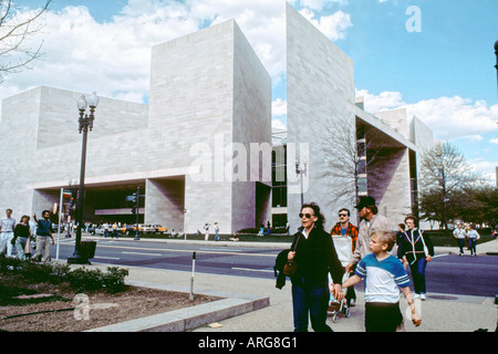 WASHINGTON DC, États-Unis, devant la 'National Gallery of Art' Museum East Gallery ('Credit Architect : I M Pei ») culture structure en béton armé Banque D'Images