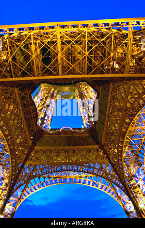 Paris FRANCE, vue grand angle, nuit la Tour Eiffel est illuminée par le motif ciel bleu Banque D'Images