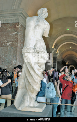 Paris France, Monuments français du musée du Louvre, de l'intérieur Statue de 'Vénus de Milo' 'Mythological Character' Teen touristes sculpture de marbre figure féminine Banque D'Images