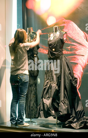 Paris France, boutiques de luxe sur 'Avenue Montaigne' à la porte-fenêtre de nuit, fenêtre de travail dans la boutique du magasin Chanel, travail de nuit Banque D'Images