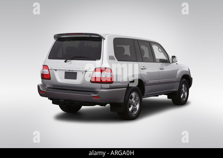 2007 Toyota Land Cruiser dans l'argent - vue d'angle arrière Banque D'Images