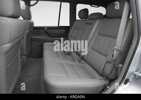 2007 Toyota Land Cruiser dans l'argent - sièges arrière Banque D'Images