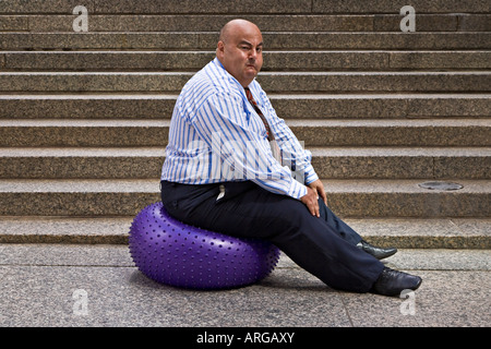 Businessman Using Exercise Ball Banque D'Images