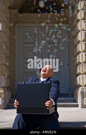 Businessman avec bulles sortant de porte-documents Banque D'Images