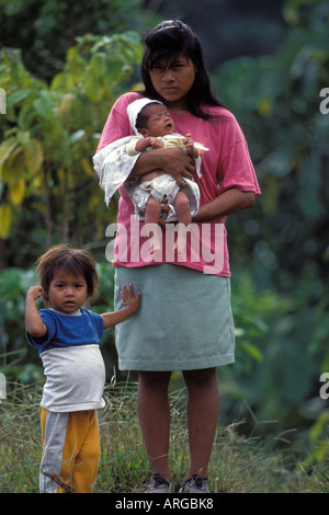 Les jeunes Cewa mère avec ses deux enfants dans l'Equateur en Amérique du Sud Banque D'Images