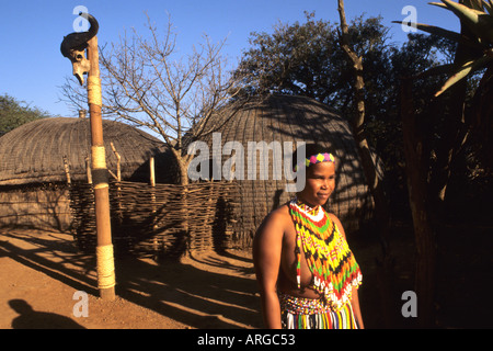 Femme Zoulou native de l'Afrique du Sud au Centre de Shakaland Banque D'Images
