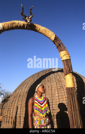 Femme Zoulou native de l'Afrique du Sud au Centre de Shakaland Banque D'Images