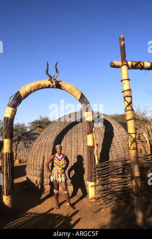 Femme autochtone en face d'une hutte à l'Afrique du Sud, Centre de Shakaland Banque D'Images