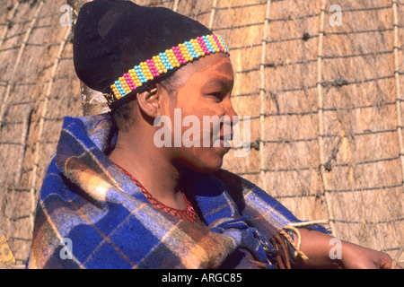 Femme de la tribu Zoulou Native de l'Afrique du Sud au Centre de Shakaland Banque D'Images