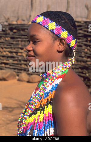 Femme de couleur dans la tribu Zoulou Afrique du Sud au Centre de Shakaland Banque D'Images