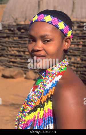 Femme de couleur dans la tribu Zoulou Afrique du Sud au Centre de Shakaland Banque D'Images