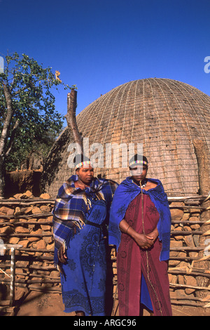 Les femmes de couleur dans la tribu Zoulou Afrique du Sud au Centre de Shakaland Banque D'Images