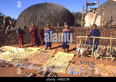 Les femmes colorées vendant de l'artisanat indigène en tribu Zoulou Afrique du Sud au Centre de Shakaland Banque D'Images