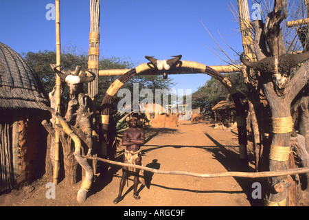 Warrior à l'entrée de la tribu Zoulou Native de l'Afrique du Sud au Centre de Shakaland Banque D'Images