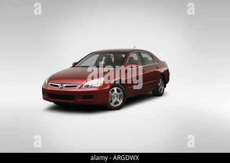 2007 Honda Accord Hybrid en rouge - angle de vue avant Banque D'Images