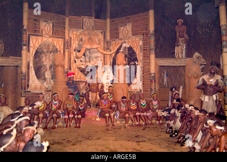 Les danseuses à la tribu Zoulou Afrique du Sud au Centre de Shakaland Banque D'Images
