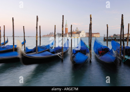 Gondoles sur le Grand Canal, Venise, Italie Banque D'Images