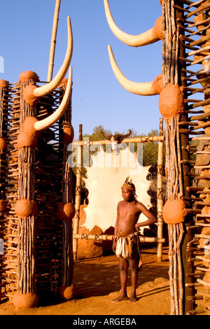 Warrior à l'entrée de la tribu Zoulou Native de l'Afrique du Sud au Centre de Shakaland Banque D'Images