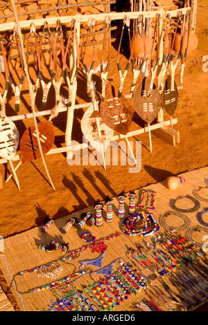 Arts et artisanat à vendre à la tribu Zoulou Native de l'Afrique du Sud au Centre de Shakaland Banque D'Images