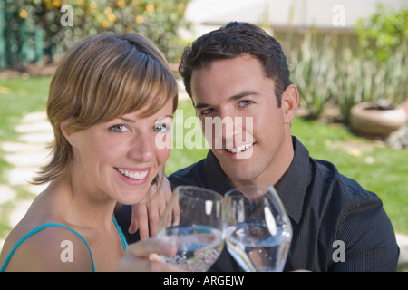 Portrait de Couple Drinking sparkling water Banque D'Images
