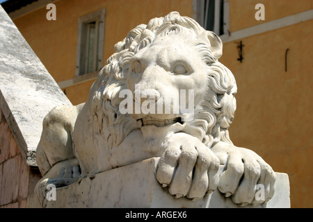 Lion sculpté en pierre de vous coucher sur la main courante d'escalier extérieur de la Commune le bâtiment i Norcia Ombrie Italie Banque D'Images