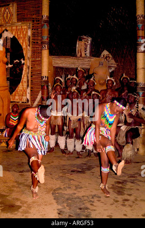 Danseurs dans la tribu Zoulou Native de l'Afrique du Sud au Centre de Shakaland Banque D'Images