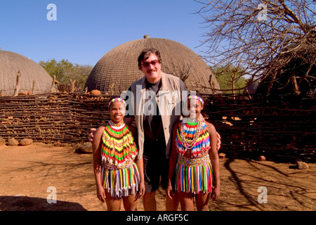 Danseurs dans avec perles en tourisme à Tribu Zoulou Natal Afrique du Sud Centre de Shakaland Banque D'Images