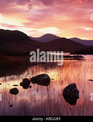 Coucher de soleil sur Lochan na h-Achlaise, les Highlands écossais, l'Ecosse Banque D'Images