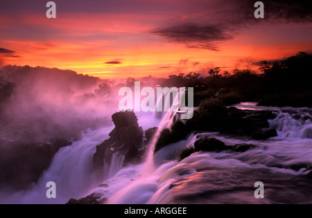 Chutes d'Iguaçu au lever du soleil, Parc National de l'Iguazu, Misiones, Argentine Banque D'Images