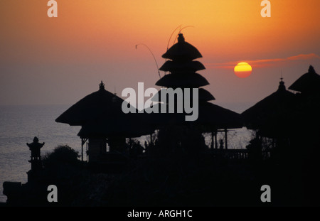 Temple de Tanah Lot au coucher du soleil de Bali religion déesse de la mer Banque D'Images