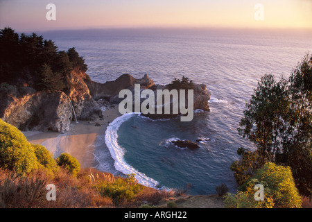 Le Parc National de Big Sur le long de la côte californienne et l'océan Pacifique à Julia Pfiefer State Beach en États-Unis d'Amérique Banque D'Images