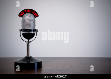 Microphone rétro avec un air sur l'enseigne lumineuse sur un fond vignetted bureau Banque D'Images