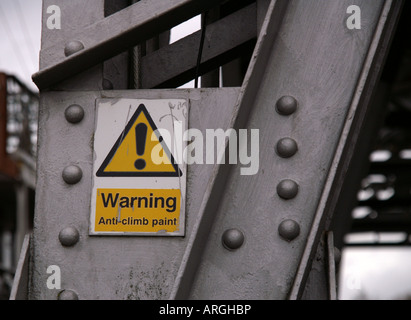 Panneau d'avertissement sur Crane Peinture anti climb Banque D'Images