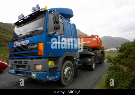 Camion de chargement large passant voiture garée sur une seule petite Doulough la route County Mayo République d'Irlande Banque D'Images