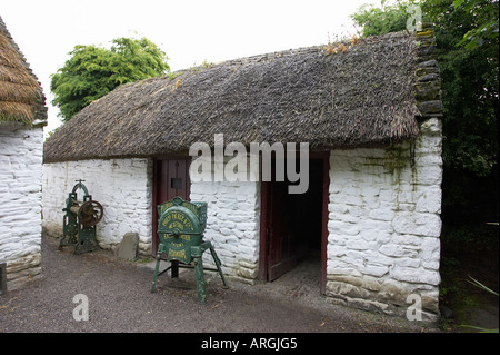 Maison traditionnelle en chaume Bunratty Folk Park dans le comté de Clare en République d'Irlande Banque D'Images