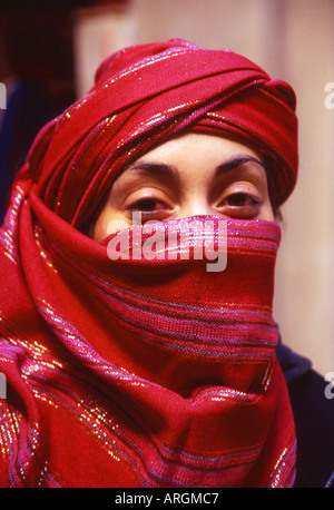 Femme en vêtements typiques du nord de l'Fes Maroc Moyen Atlas maghrébines Maghreb Arabe Berbère marocain Arabe en Afrique du Nord Banque D'Images