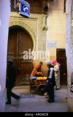 Vendeur de fruits Fes el Bali l'ancienne médina Fès Fès-Boulemane du nord du Maroc Afrique du Nord marocain Banque D'Images