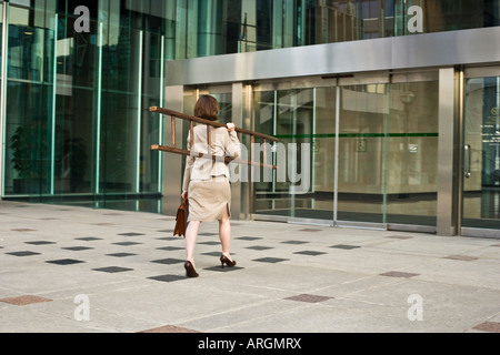 Businesswoman entrant dans la construction, la tenue de bain Banque D'Images