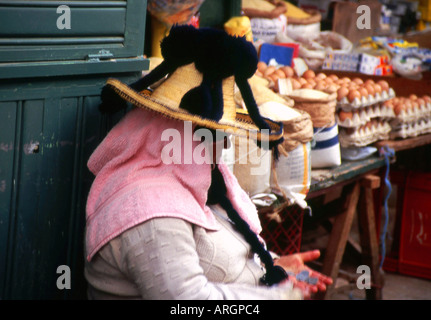 Femme en costume traditionnel de la Médina de Tétouan, Vieille Ville Tangier-Tétouan Tetuan Maroc du nord-ouest de l'Afrique du Nord marocain Banque D'Images