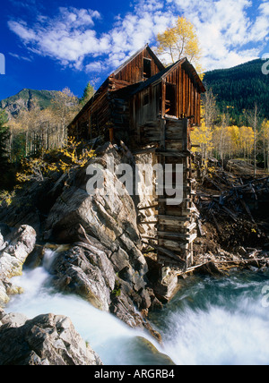 Ancien moulin encadrée dans les couleurs de l'automne près de la rivière de cristal Cristal EN FRANCE Banque D'Images