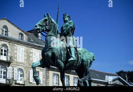 Jusqu'à d'Emmanuel Fremiet s equine statue de Bertrand du Guesclin énoncés contre les immeubles de la Place du Guesclin où la statue a été érigée en 1902 Dinan Banque D'Images