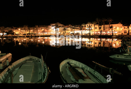 Port de Fornells de nuit sur l'île de Minorque, Baléares, Espagne. Banque D'Images