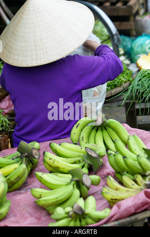 Femme vendant produits sur le marché à Hoi An, au Vietnam. Banque D'Images