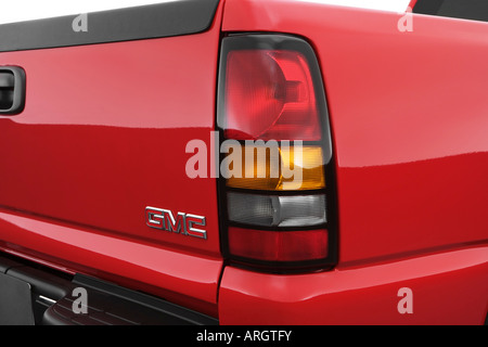 GMC Sierra 2007 SLT 3500 classique en rouge - feu arrière Banque D'Images