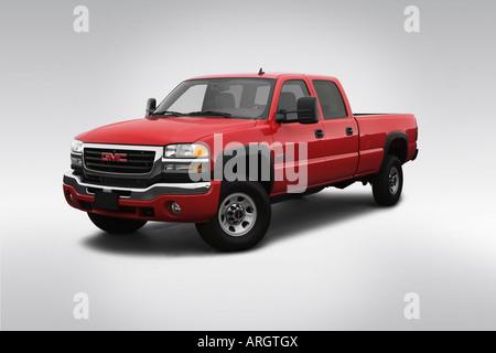 GMC Sierra 2007 SLT 3500 classique en rouge - angle de vue avant Banque D'Images