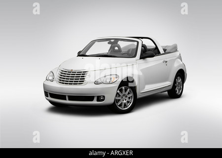 2007 Chrysler PT Cruiser Convertible Spécial du Printemps en blanc - angle de vue avant Banque D'Images