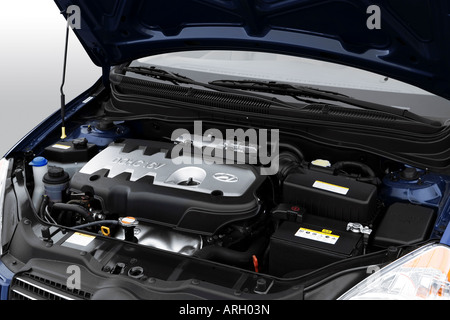 2007 Hyundai Accent GLS en bleu - Le moteur Banque D'Images