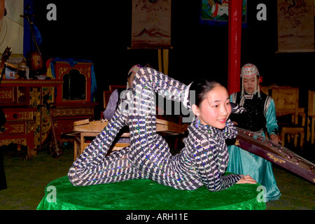 Contorsionniste femme sur une table d'Oulan-Bator en Mongolie Banque D'Images